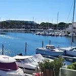 Marina Lairan Vue Sur L'eau Et Les Bateaux De Port Camargue