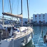 Marina Lairan Vue Sur L'eau Et Les Bateaux De Port Camargue