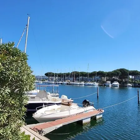Marina Lairan Vue Sur L'eau Et Les Bateaux De Port Camargue 2etoiles F