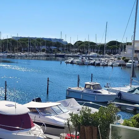 Marina Lairan Vue Sur L'eau Et Les Bateaux De Port Camargue