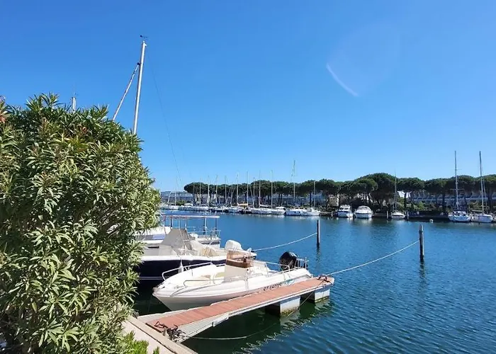 Marina Lairan Vue Sur L'eau Et Les Bateaux De Port Camargue