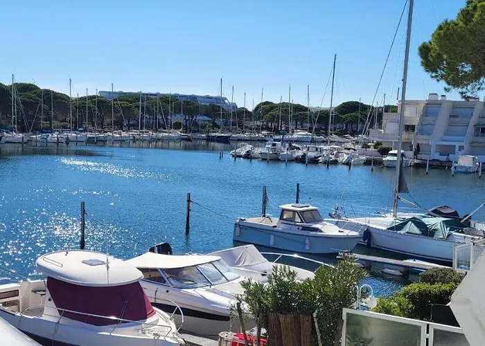 Marina Lairan Vue Sur L'eau Et Les Bateaux De Port Camargue Nyaraló