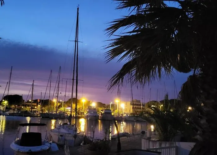 Marina Lairan Vue Sur L'eau Et Les Bateaux De Port Camargue Nyaraló